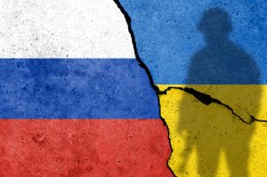 Guerra na Ucrânia: a União Europeia reforça as sanções contra a Rússia, e o presidente Joe Biden anuncia um pacote de ajuda de bilhões de dólares