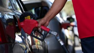 A Petrobras (PETR4) eleva o preço da gasolina em 19% e o preço do diesel em 25%, levando analistas a avaliar as consequências. O mercado de ações salta até 6%, mas a empresa continua otimista