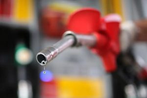 Existe alguma reclamação sobre o preço da gasolina no Brasil? Confira quanto custa um litro de gasolina em 170 países diferentes